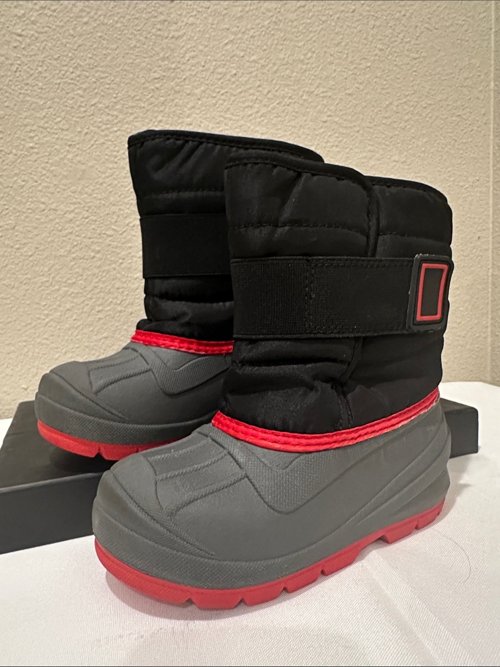 Cat & Jack Toddler size 9 Snow Boots